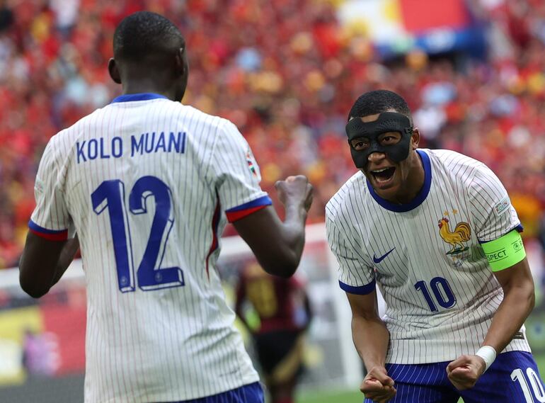 Randal Kolo Muani (i) y Kylian Mbappé, jugadores de la selección de Francia, celebran un gol en el partido frente a Bélgica por los octavos de final de la Copa América 2024 en Dusseldorf, Alemania. 