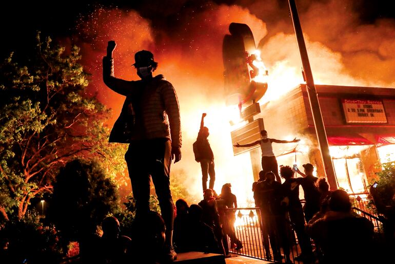 Protestas en Minneapolis por el asesinato de George. Floyd (Foto AP)