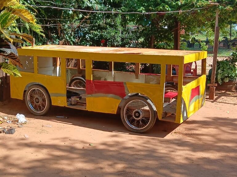 Utilizando las herramientas y materiales que logró conseguir con el dinero que gana reparando bicis, Octavio creó este minibús, réplica de la empresa de transporte Loma Grande, y no le faltó ni un solo detalle.