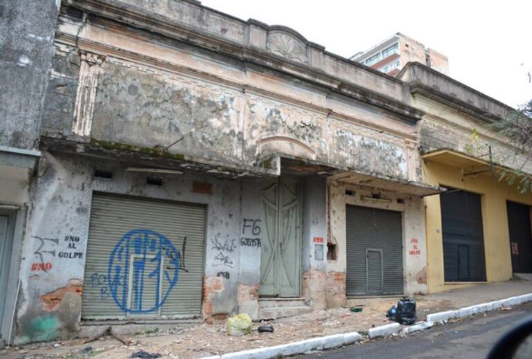 Locales cerrados, edificios abandonados y basura por doquier, la imagen de Asunción.