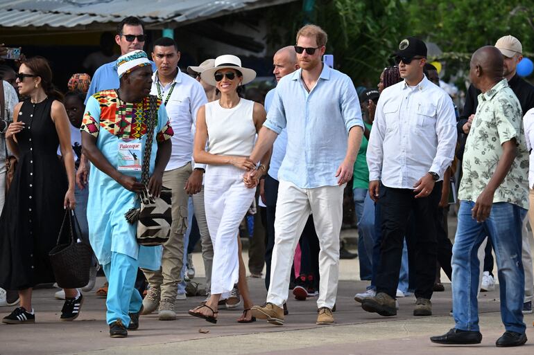 El príncipe Harry de Gran Bretaña, duque de Sussex, y su esposa Meghan Merkle llegando a San Basilio de Palenque, departamento de Bolívar, Colombia.