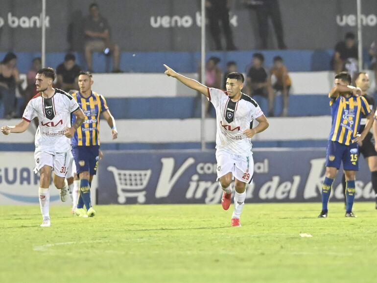 Los jugadores de Atlético Tembetary festejan un gol en el partido contra Sportivo Luqueño por la primera fecha del torneo Apertura 2025 del fútbol paraguayo en el estadio Luis Salinas, en Itauguá, Paraguay.