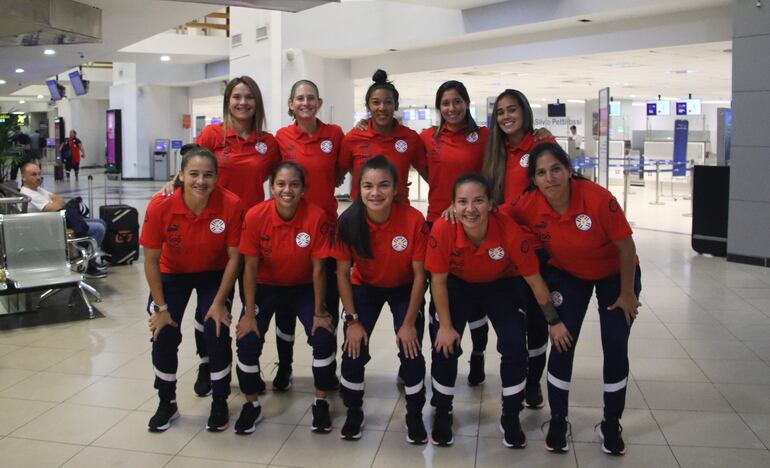 El plantel en el Aeropuerto Silvio Pettirossi, aguardando el vuelo.