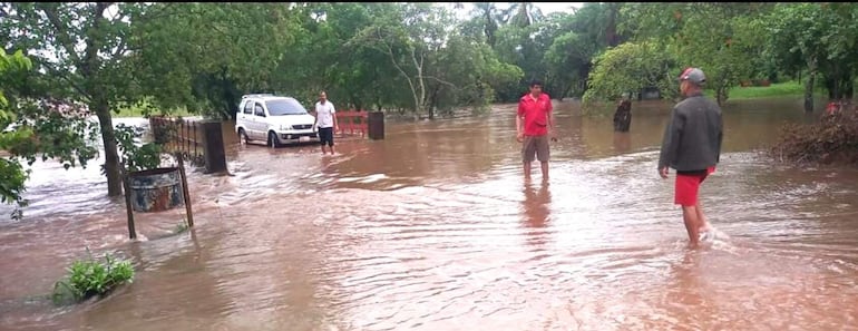 Tras las intensas precipitaciones registrada en Mbuyapey, el arroyo Ytu de la compañía Loma'i se desbordó, generando inundación en varias viviendas.