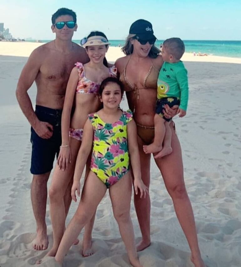 Gaby Mena y Christian Machuca con sus hijos Anabella, Giulia y Joaquín en las playas de Miami. (Instagram/Gabriela Mena)