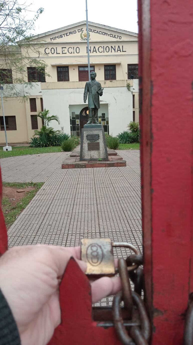 Así amaneció la entrada principal del CNC.