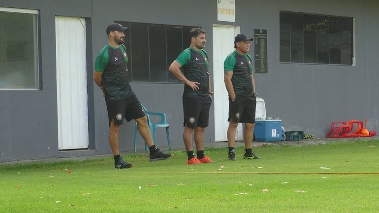 El tridente técnico de Rubio Ñu, compuesto por Carlos Humberto Paredes, Roberto "Toro" Acuña y Celso Ayala.