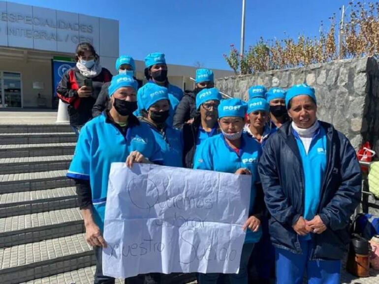 Trabajadoras de Poti SA en una histórica manifestación, reclamando el pago de sus salarios. 