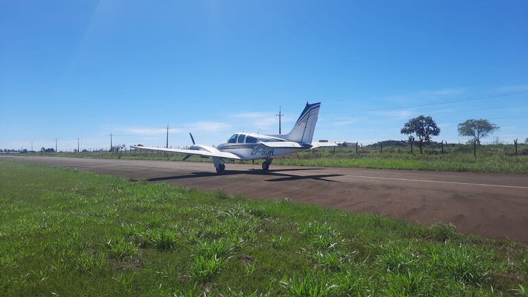 Momento en que la avioneta incautada despegaba del aeródromo de la localidad de Zanja Pytã, ubicada a 12 kilómetros de Pedro Juan Caballero.