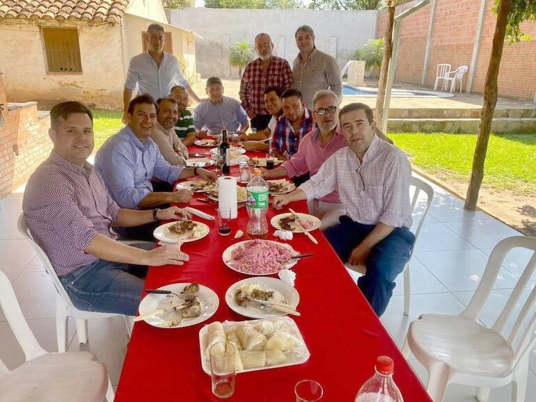 El viceministro de Trabajo, César Segovia (primero de la derecha) en un almuerzo con presencia del senador Silvio Ovelar.