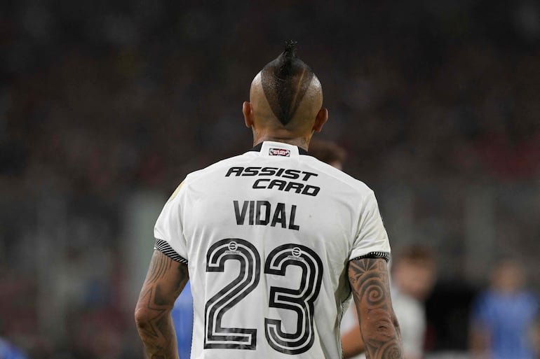 El chileno Arturo Vidal, futbolista de Colo Colo, durante el partido frente a Godoy Cruz por la revancha de la Fase 2 de la Copa Libertadores 2024 en el estadio Monumental de Santiago, Chile. 