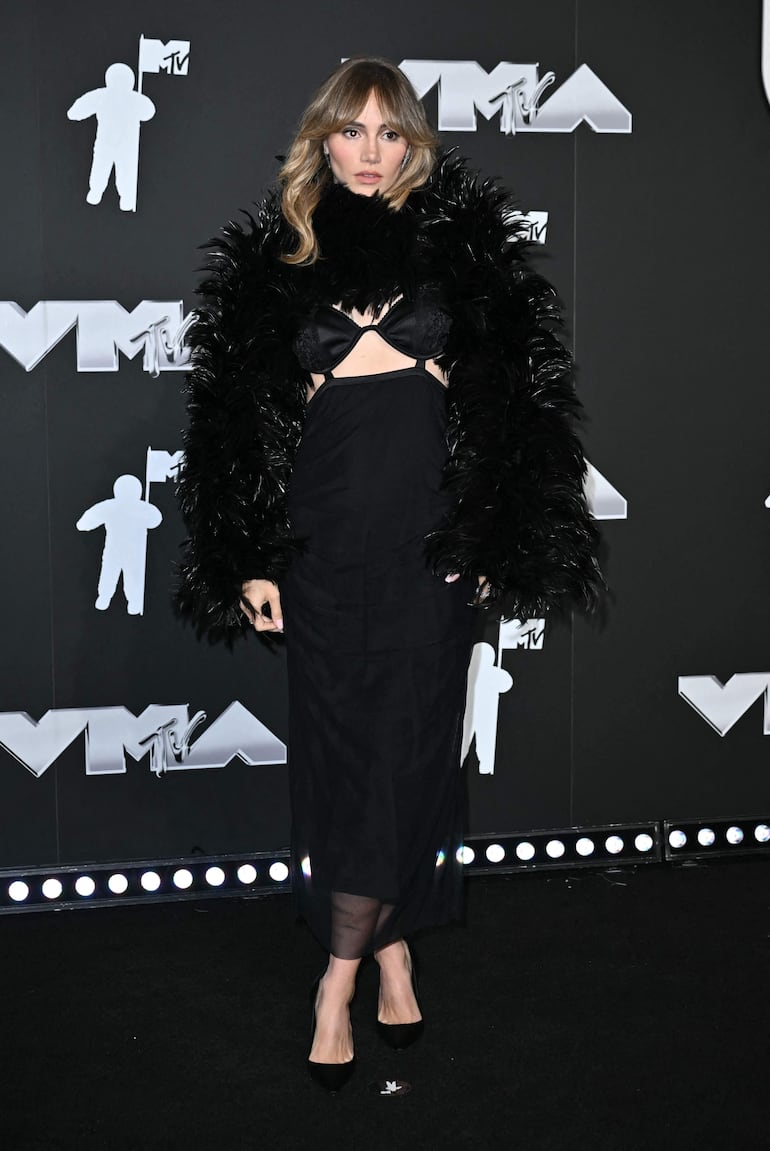 Suki Waterhouse optó por un look "Total Black" para asistir a los MTV Video Music Awards (ANGELA WEISS / AFP)