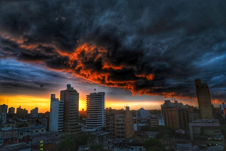 Cielo nublado con nubes negras sobre el centro de Asunción. Se ven varios edificios de altura.