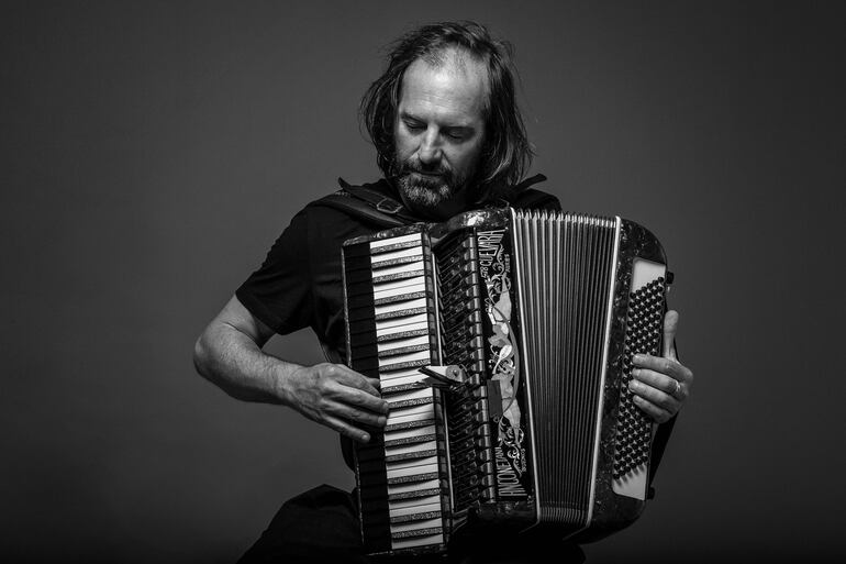 El destacado músico y compositor argentino Chango Spasiuk se presentará junto al arpista paraguayo Sixto Corbalán, quien participó de su álbum "Eiké!".