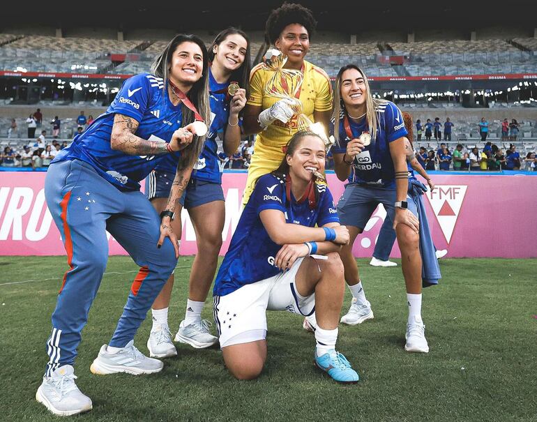 Camila Arrieta (i) con Limpia Fretes (en cuclillas) y Fabiola Sandoval (d) posando con sus medallas junto a dos compañeras del Cruzeiro.