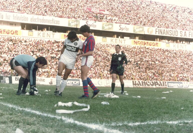 El estadio Defensores del Chaco repleto en un superclásico del fútbol paraguayo.