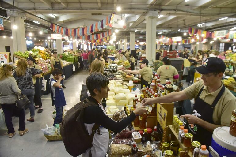 El Agroshopping hace 25 años que une productores y consumidores, en el Shopping Mariscal.