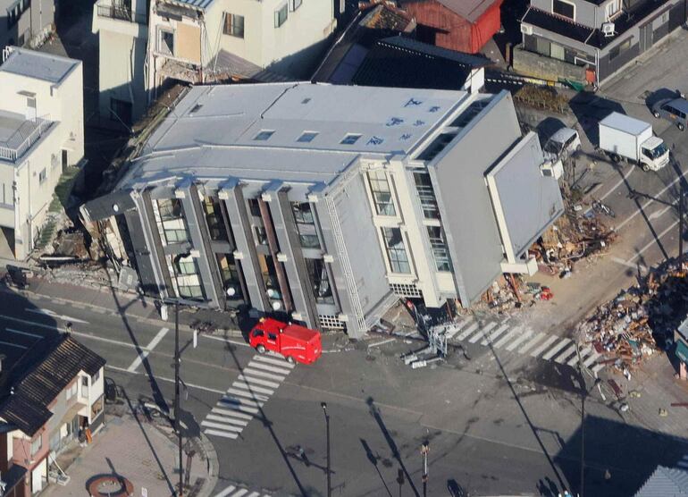 Un edificio derrumbado a causa del terremoto en Wajima.
