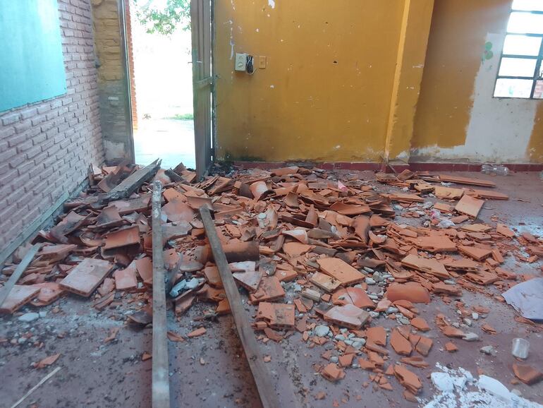 
Las dos dos aulas del pabellón viejo están llenos de escombros caídos desde el techo.