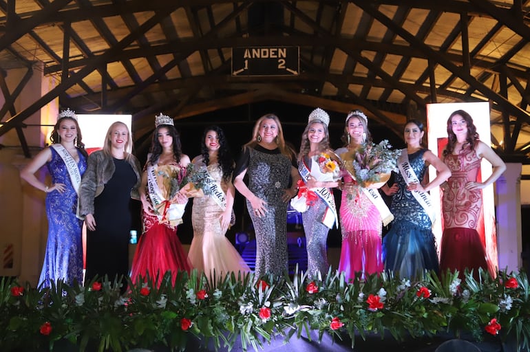 Miss Asunción Diana Acuña rodeada de su vicerreina y sus princesas, así como de la directora del certamen, Fabiola Aguilar, y la presidenta de la Organización Miss Paraguay, Graciela Venialgo. (Claudio Bardella)