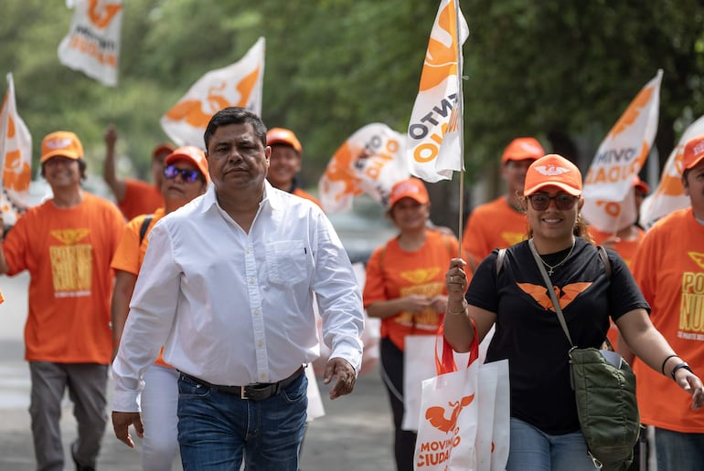 Mario Escobar Salazar (i), el padre de la joven mexicana Debanhi Escobar, cuya desaparición y presunto feminicidio sigue sin resolverse, comienza este miércoles su campaña para buscar ser diputado federal por el opositor Movimiento Ciudadano (MC), en el municipio de Escobedo, en el norteño estado de Nuevo León (México).