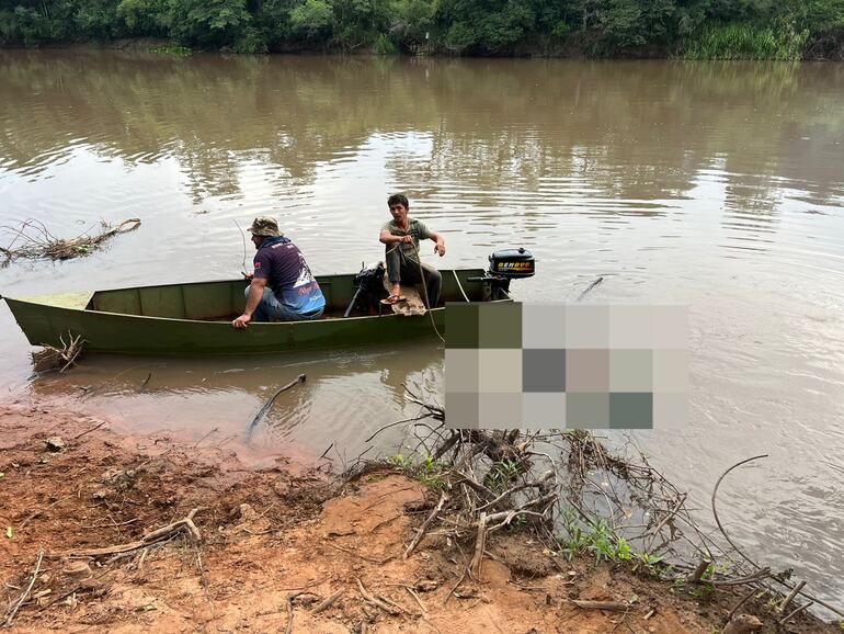 El cuerpo sin vida fue encontrado por pescadores en el río Monday.