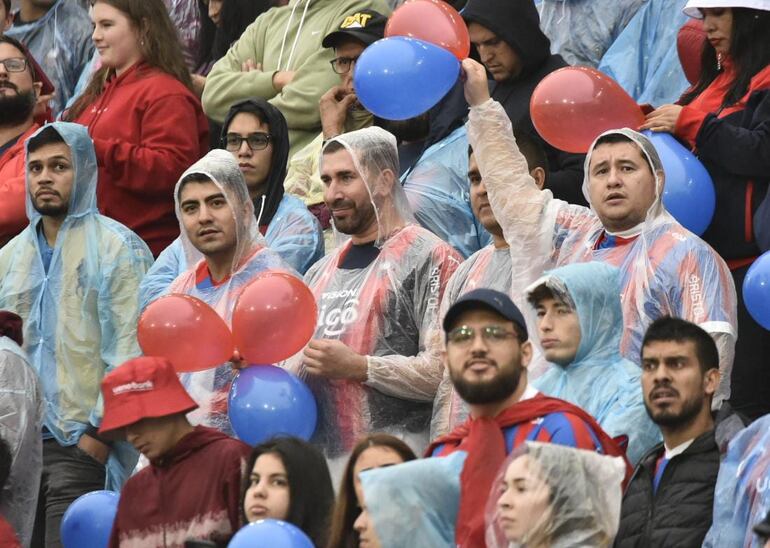 Los hinchas de Cerro Porteño en el estadio La Nueva Olla para observar el superclásico del fútbol paraguayo por la fecha 17 del torneo Apertura 2024.