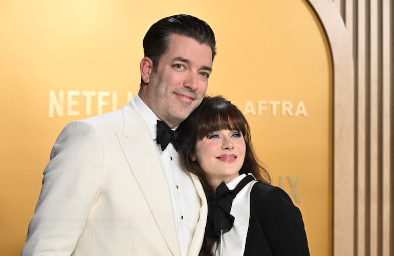 El presentador de televisión canadiense Jonathan Scott y la actriz estadounidense Zooey Deschanel llegaron así de elegantes y juntitos a la 31ª edición anual de los premios Screen Actors Guild (SAG) en el Shrine Auditorium. (Robyn Beck / AFP)