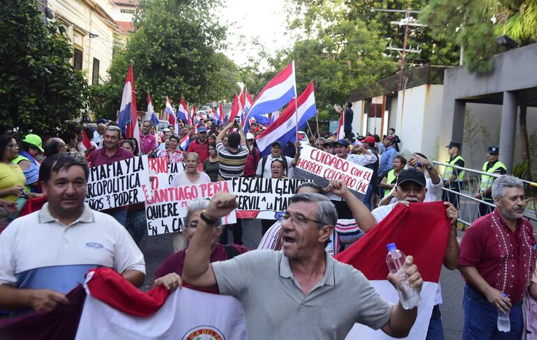 Ermo Rodríguez, líder del Partido Paraguay Pyahurá, encabezó la última manifestación contra el Fiscal General del Estado, Emiliano Rolón y en defensa del juez Osmar Legal, quien difundió los chats de Eulalio “Lalo” Gomes.