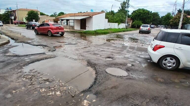 La calle Toledo, ubicada en la cercanía de la Municipalidad, presenta enormes baches y aguas servidas.