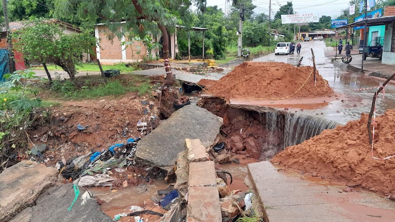 En estas condiciones quedó gran parte de la cabecera del puente, ubicado en la calle Tres Fronteras, vía que comunica las ciudades de San Antonio, Ñemby y Villa Elisa.