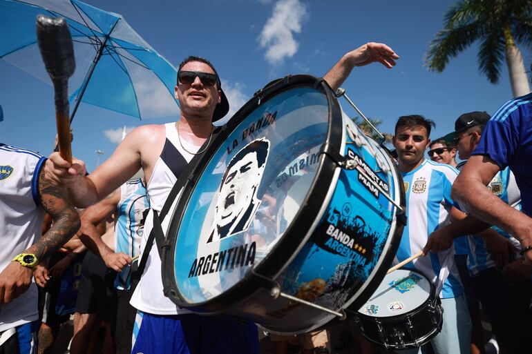 Los hinchas argentinos en las afueras del Hard Rock Stadium.