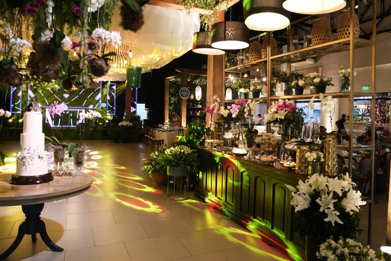 La fiesta de bodas se realizó en La Candelaria Hotel Boutique de Areguá y estuvo ampliamente decorada con arreglos de flores naturales por Eme con Erre Eventos de Marina Ruibal.