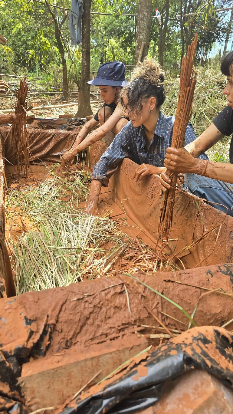 La técnica ancestral del uso de paja y barro se emplea para edificar las paredes del futuro museo vivo.