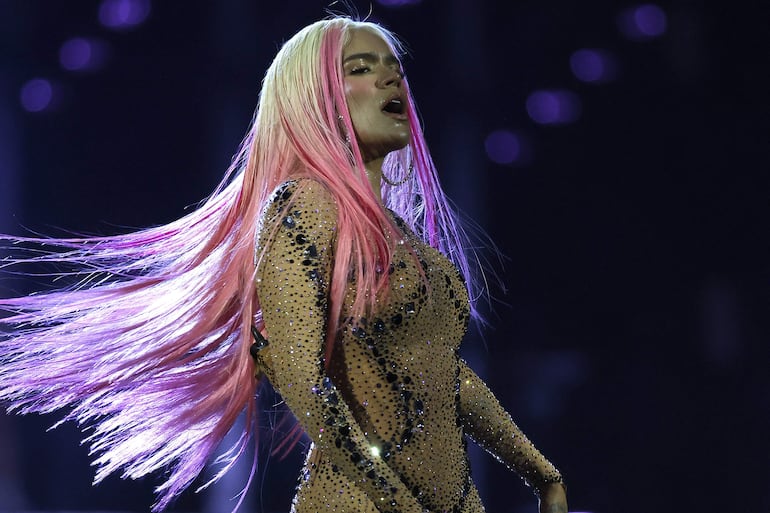 La cantante y compositora colombiana Karol G durante su actuación en el estadio Santiago Bernabéu, en Madrid.