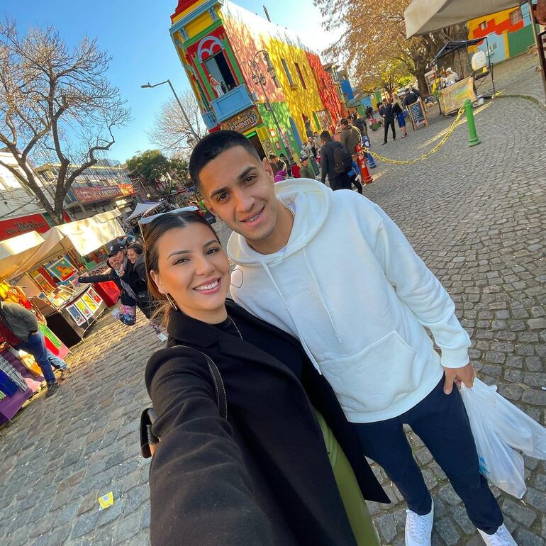 El futbolista Luis Zárate y su novia Belén Samudio paseando felices por Caminito.