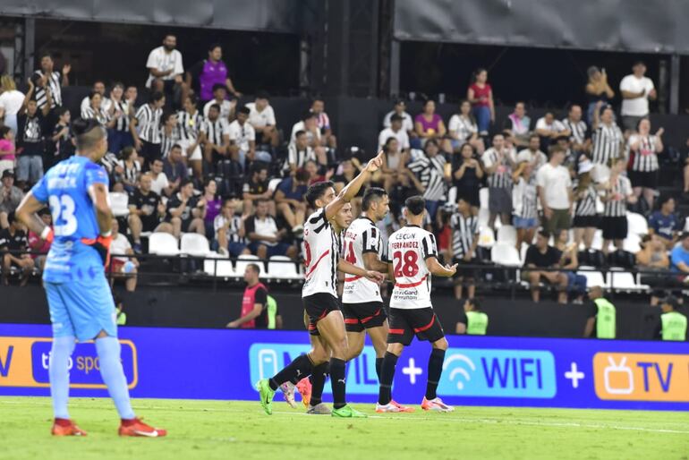 Los futbolistas de Libertad celebran un gol en el partido frente a Sportivo Ameliano por la quinta fecha del torneo Apertura 2025 del fútbol paraguayo en el estadio La Huerta, en Asunción, Paraguay.