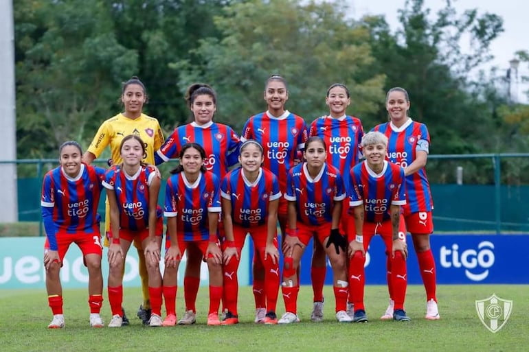 Plantel principal de la Sub 18 de Cerro Porteño (Gentileza @CerroFutbolFEM)