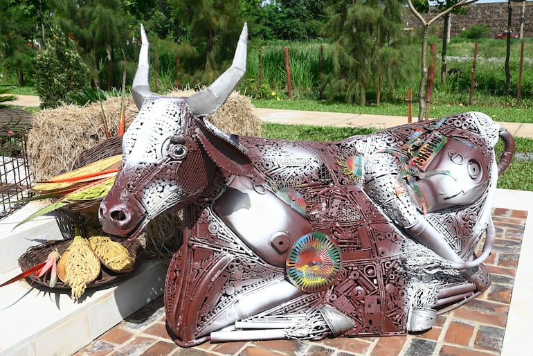 El buey también fue primorosamente fabricado. Fue uno de los animales del primer pesebre de San Francisco de Asís.