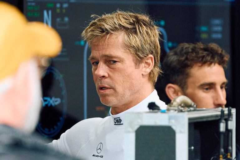 El actor de Hollywood Brad Pitt, actuando en una próxima película basada en la Fórmula 1, se prepara para filmar una escena en el set del circuito de carreras de Silverstone en el centro de Inglaterra. (BENJAMIN CREMEL / AFP)