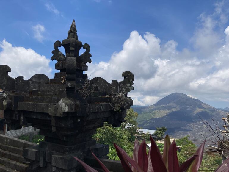 Vista de un templo sobre el monte Batur, una de las montañas sagradas de Bali, la única isla de Indonesia predominantemente hindú.