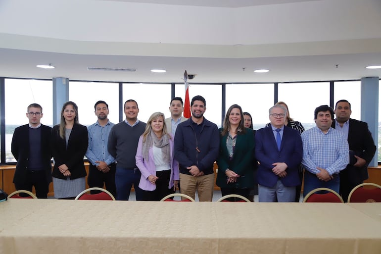 El diputado Raúl Benítez y la senadora Kattya González, del PEN y representantes de la sociedad civil en la Cámara de Senadores.