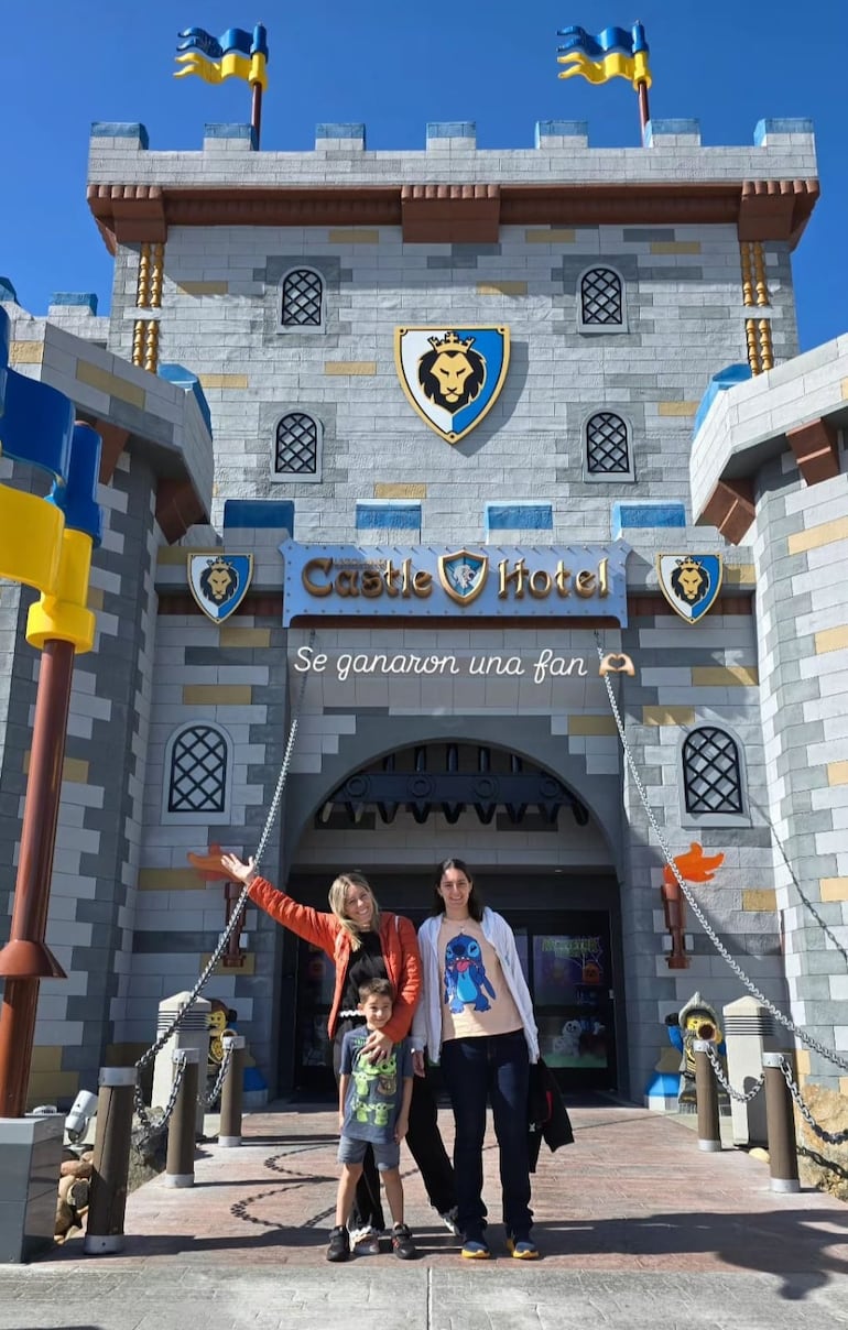 Denise Hutter e Ignacio con la tía Ceci, frente al hotel castillo de Legoland. (Instagram/Denise Hutter)