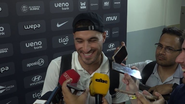 El uruguayo Gastón Olveira, arquero de Olimpia, en la zona mixta del estadio Defensores del Chaco, en Asunción, Paraguay.