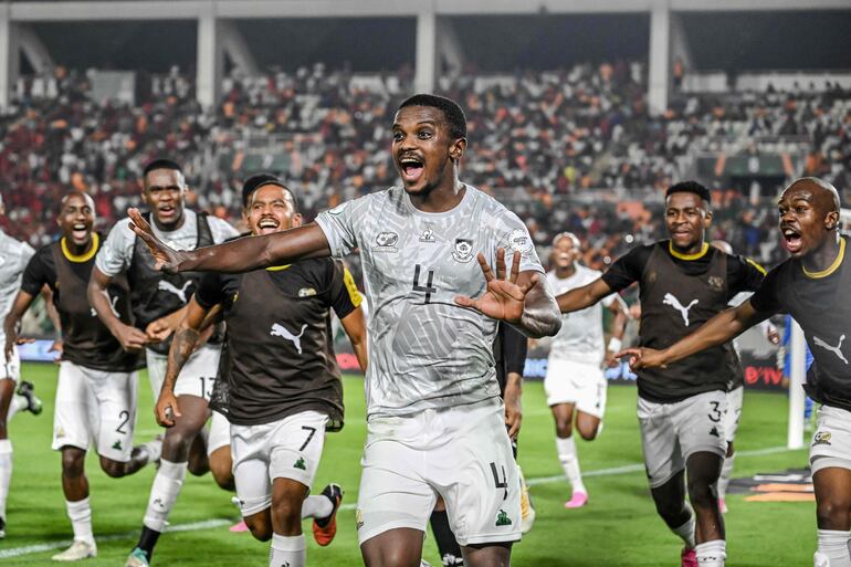 Teboho Mokoena (N° 4) celebra con sus compañeros tras anotar el segundo gol para Sudáfrica ante Marruecos.