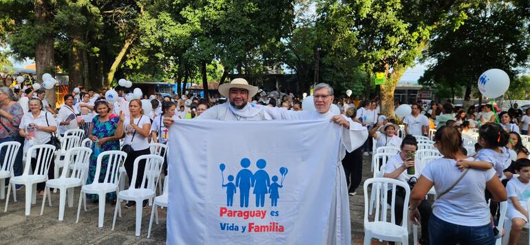 Fieles católicos participaron de la   caminata por la familia en la ciudad de Villa Elisa,