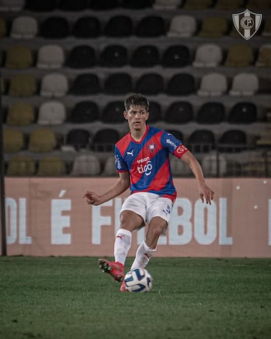 Lucas Quintana, zaguero central y capitán del equipo azulgrana. (Foto gentileza).