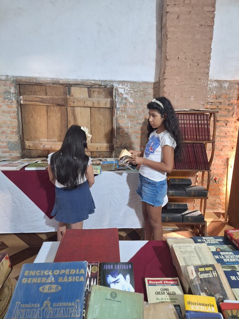 Vista de la biblioteca comunitaria "Mainumby Arandukaenda" fundada en el barrio San José Olero de Concepción, con 700 libros donados por Clubdelibros Paraguay.