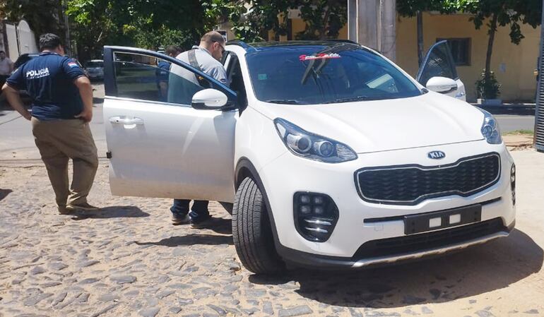 El fiscal Federico Leguizamón revisa la camioneta Kia Sportage que Guapi compró dos días después del robo por el cual lo capturaron.