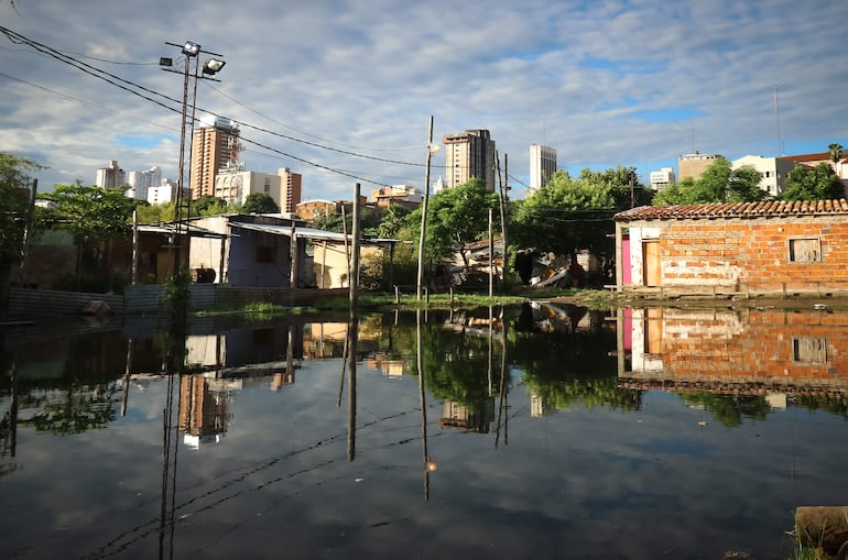 Fotografía de una inundación, el 14 de marzo de 2023, en el barrio La Chacarita, a la orilla de la bahía de Asunción (Paraguay). Después de unos tres años consecutivos de sequía. EFE/ Rubén Peña